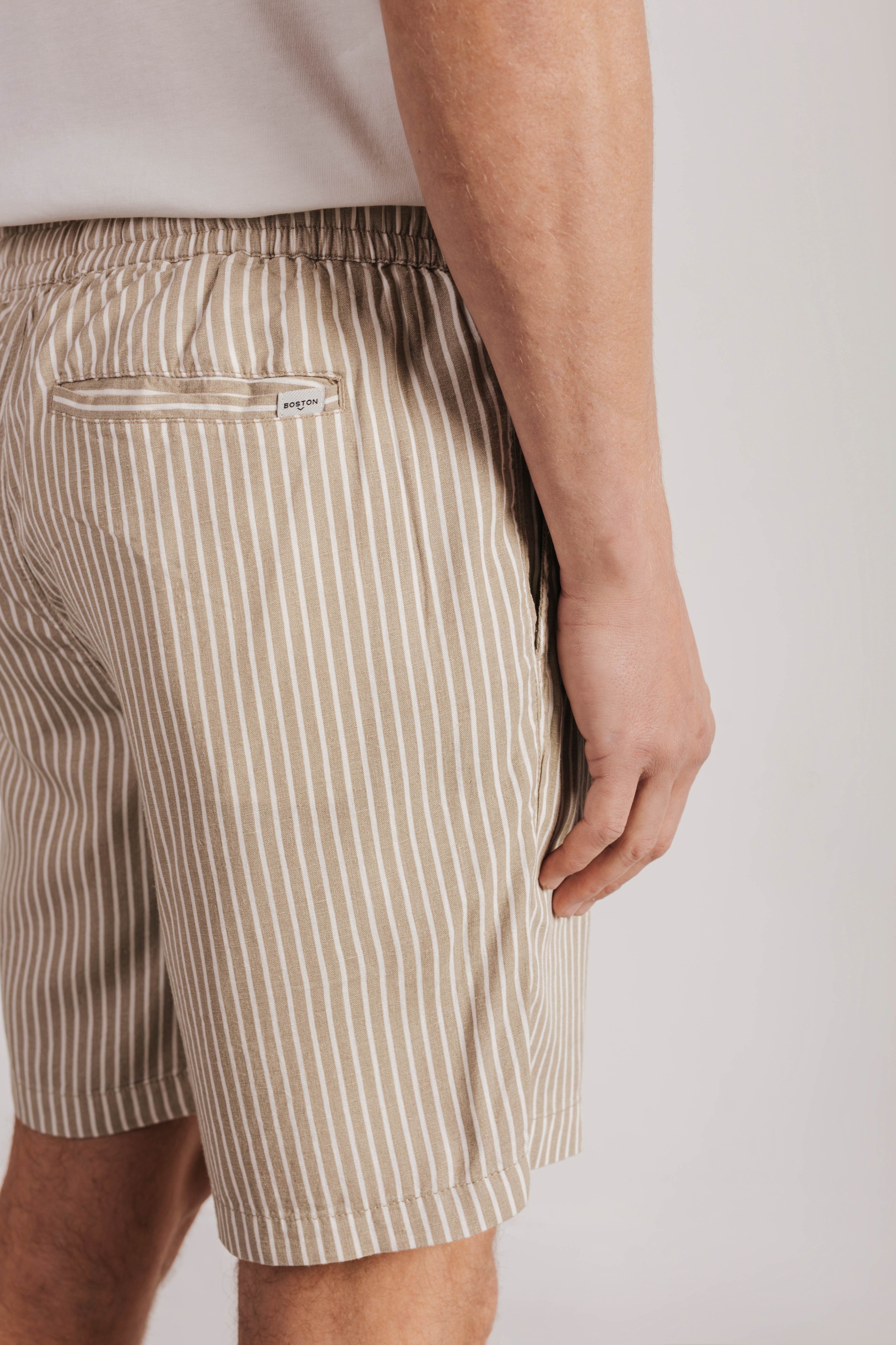 Linen Bermuda shorts with elastic waist.