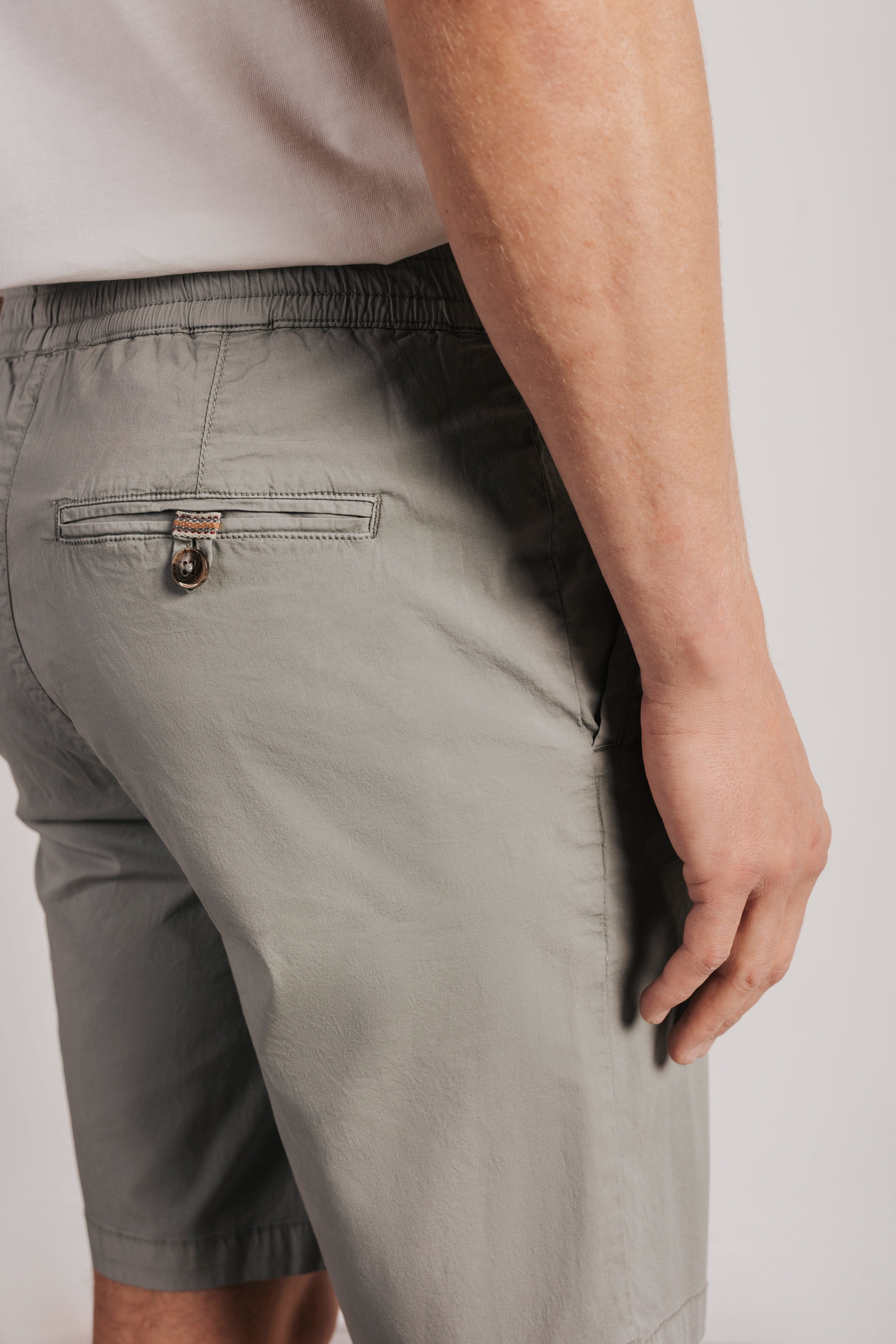 Ultra-lightweight Bermuda jogger
