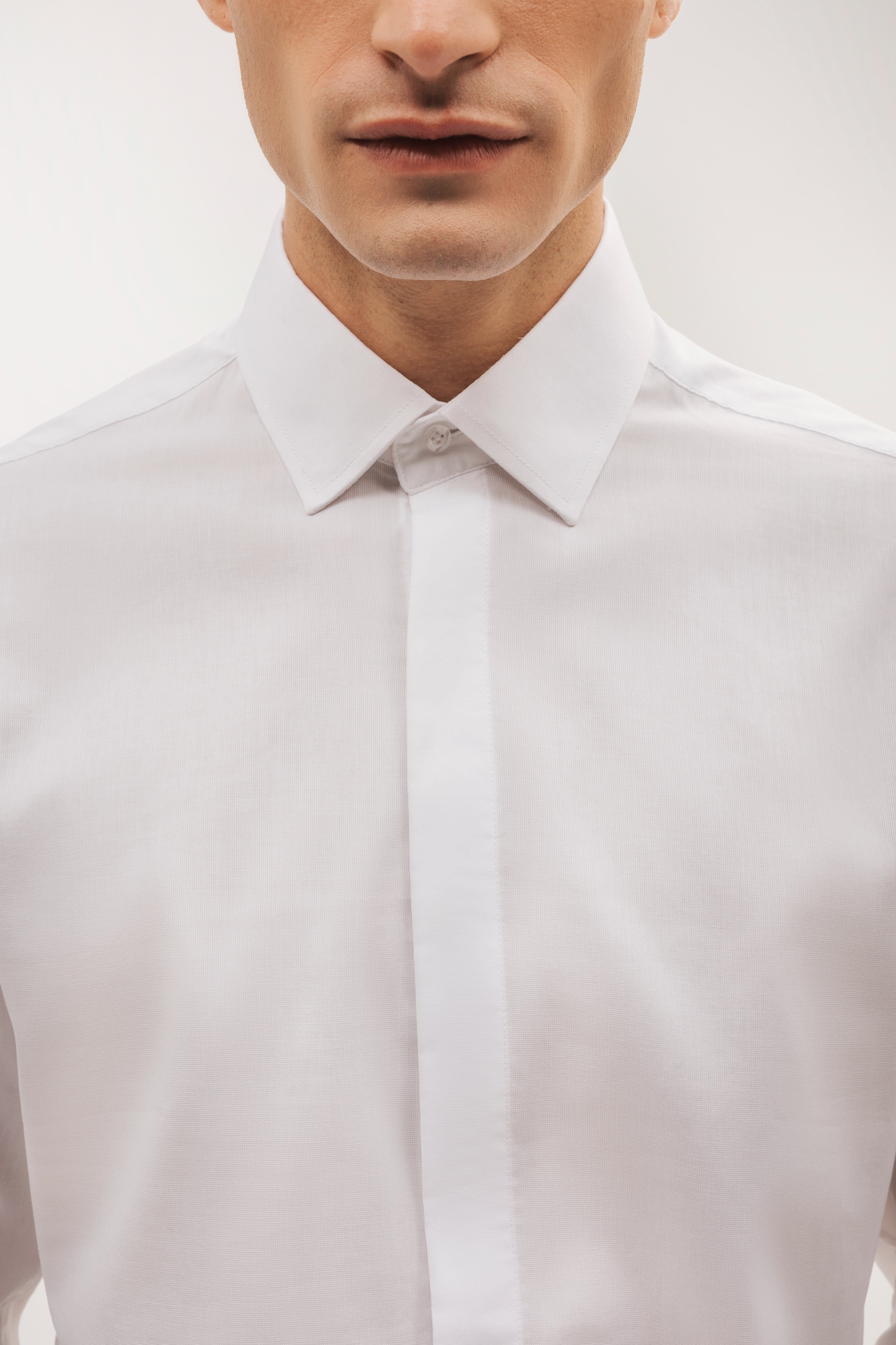 Slim fit shirt with hidden buttons
