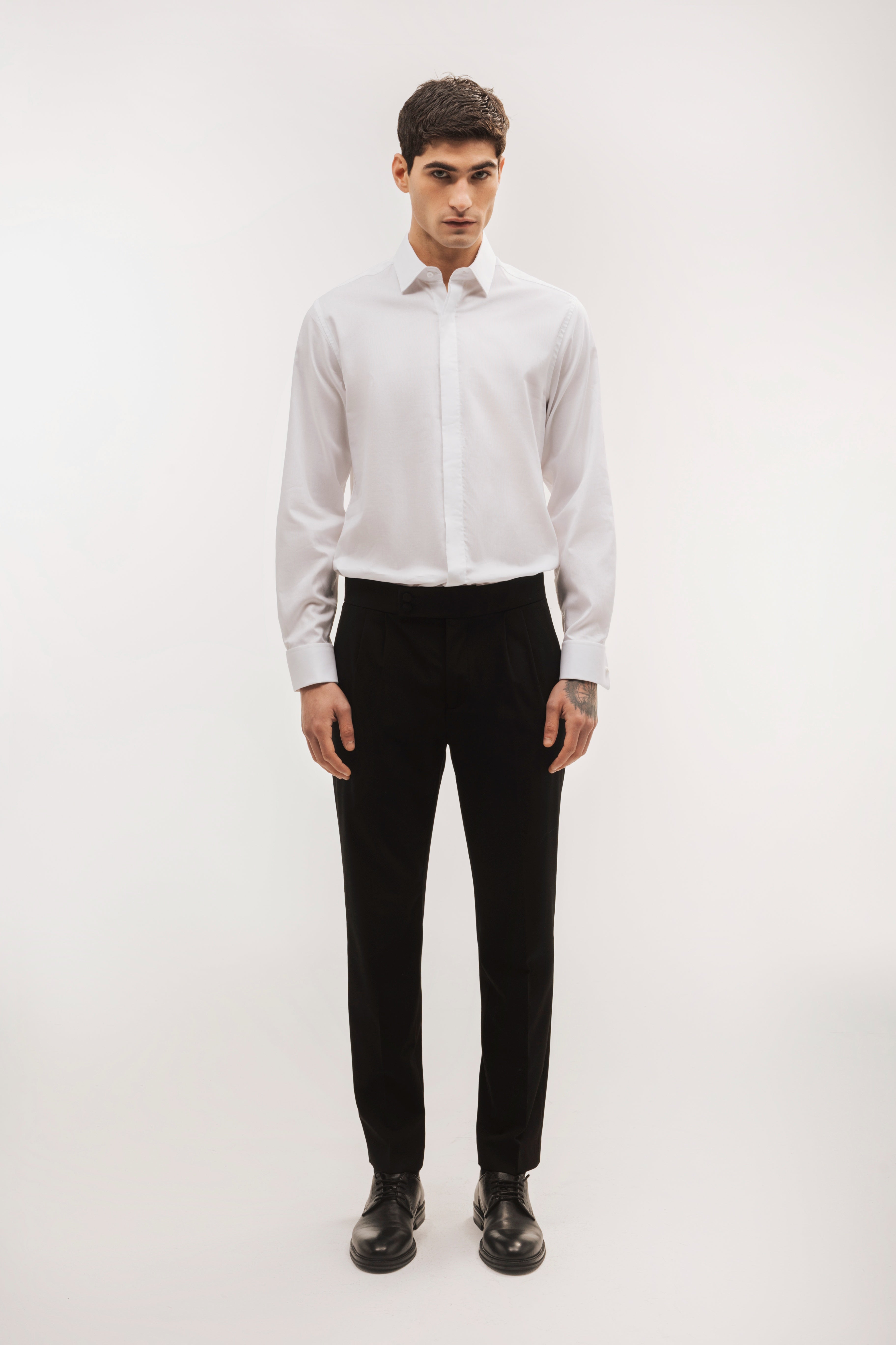 Slim fit shirt with hidden buttons