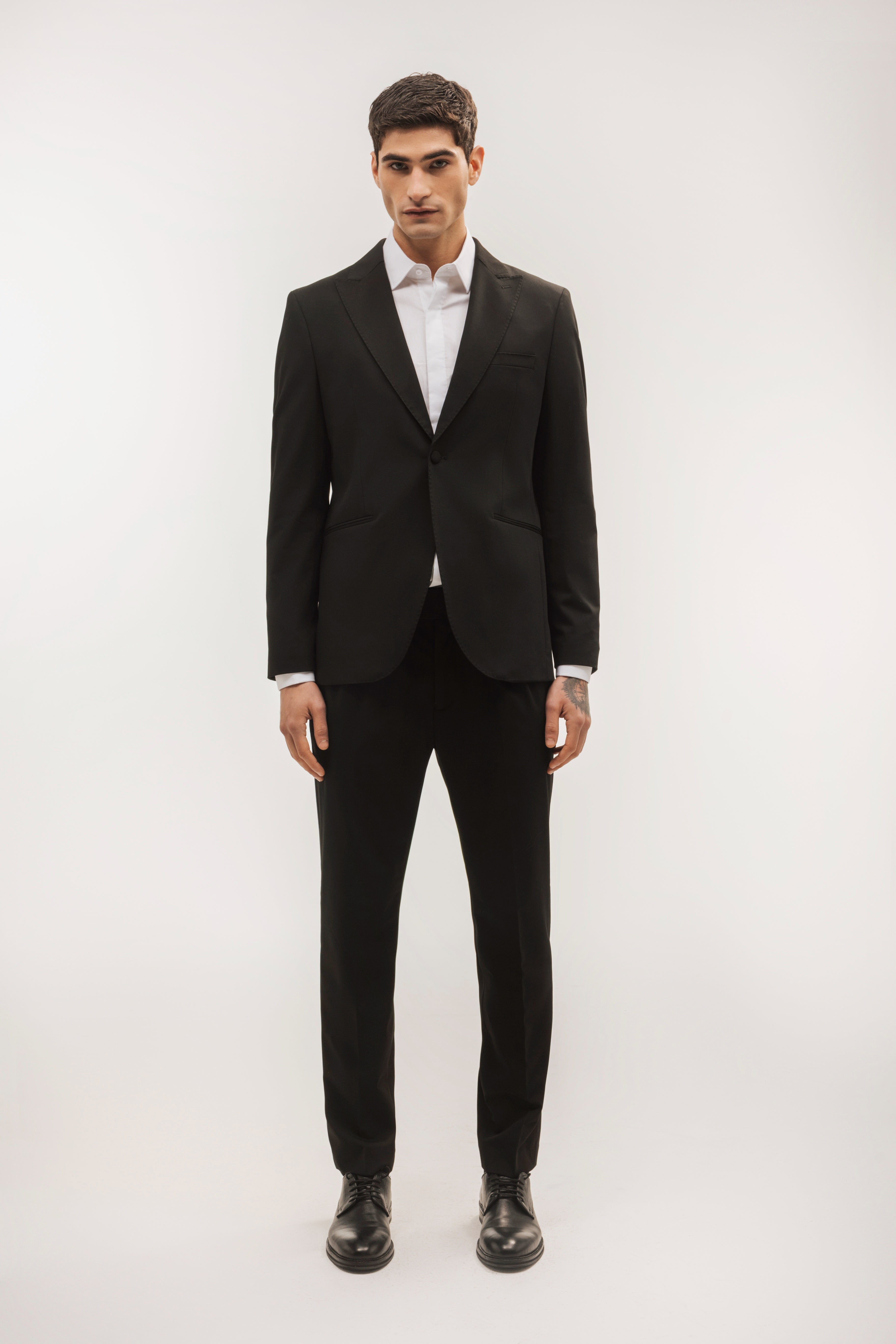 Slim fit shirt with hidden buttons