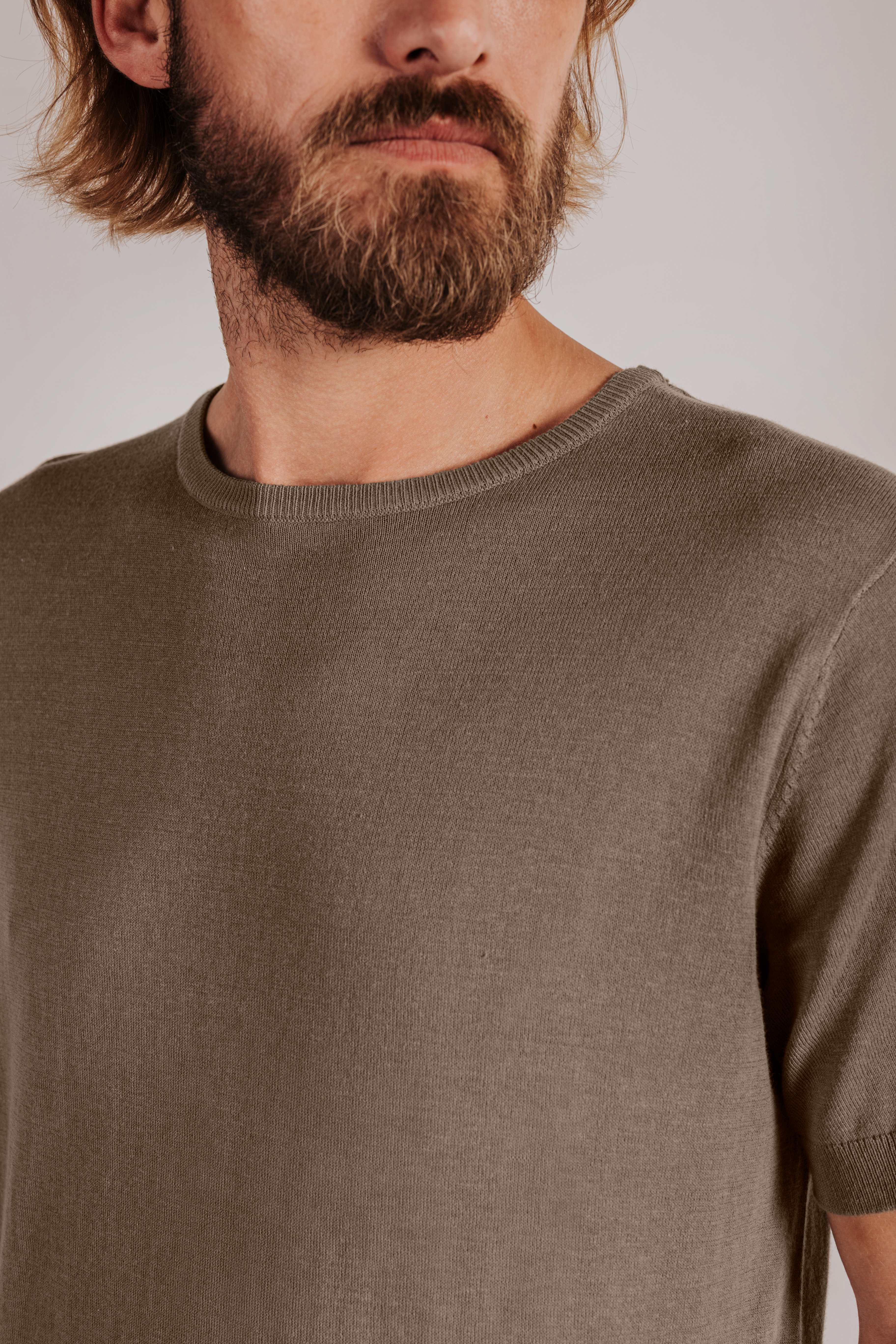 Short-sleeved knitted t-shirt