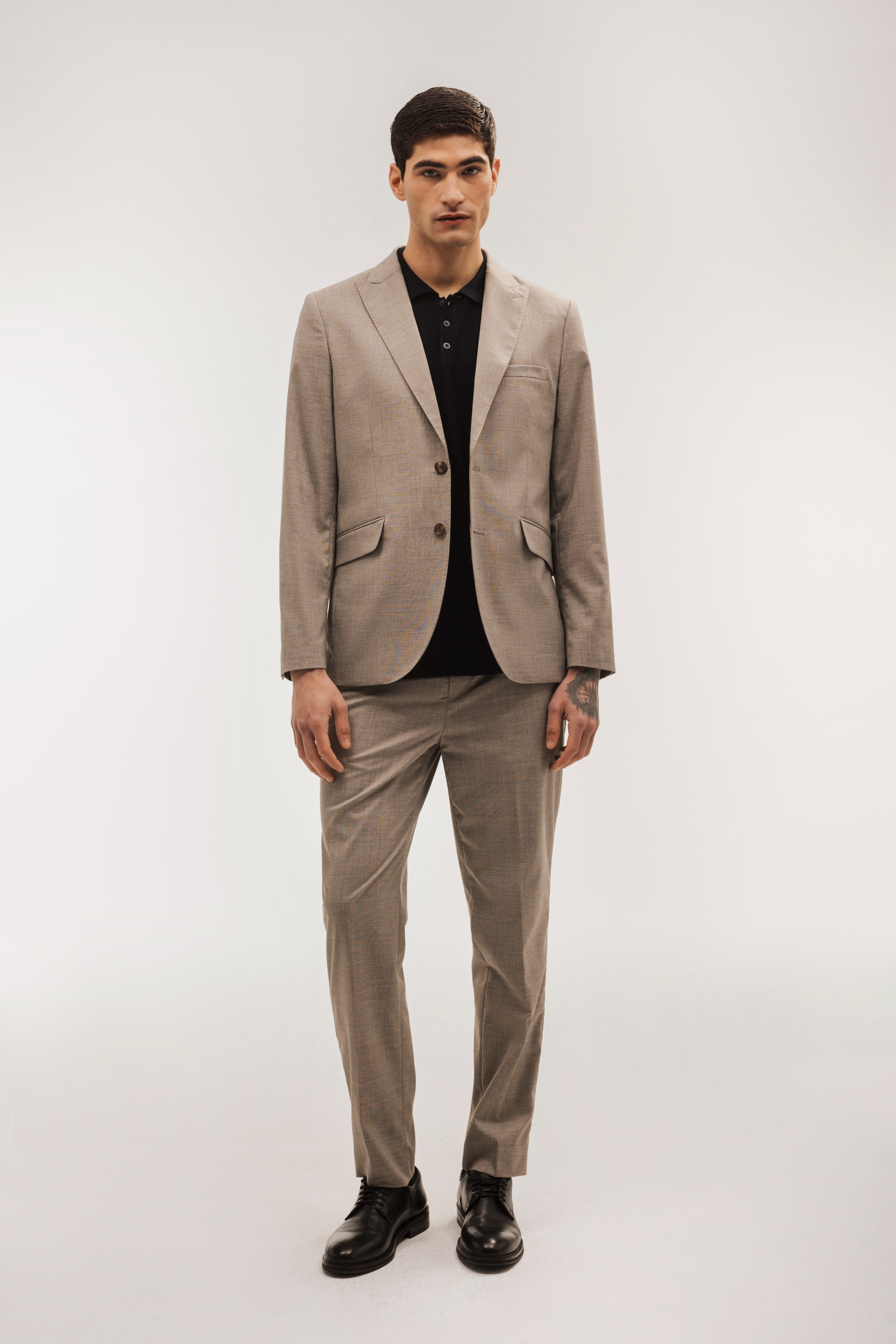 Pantalón traje slim fit falso liso