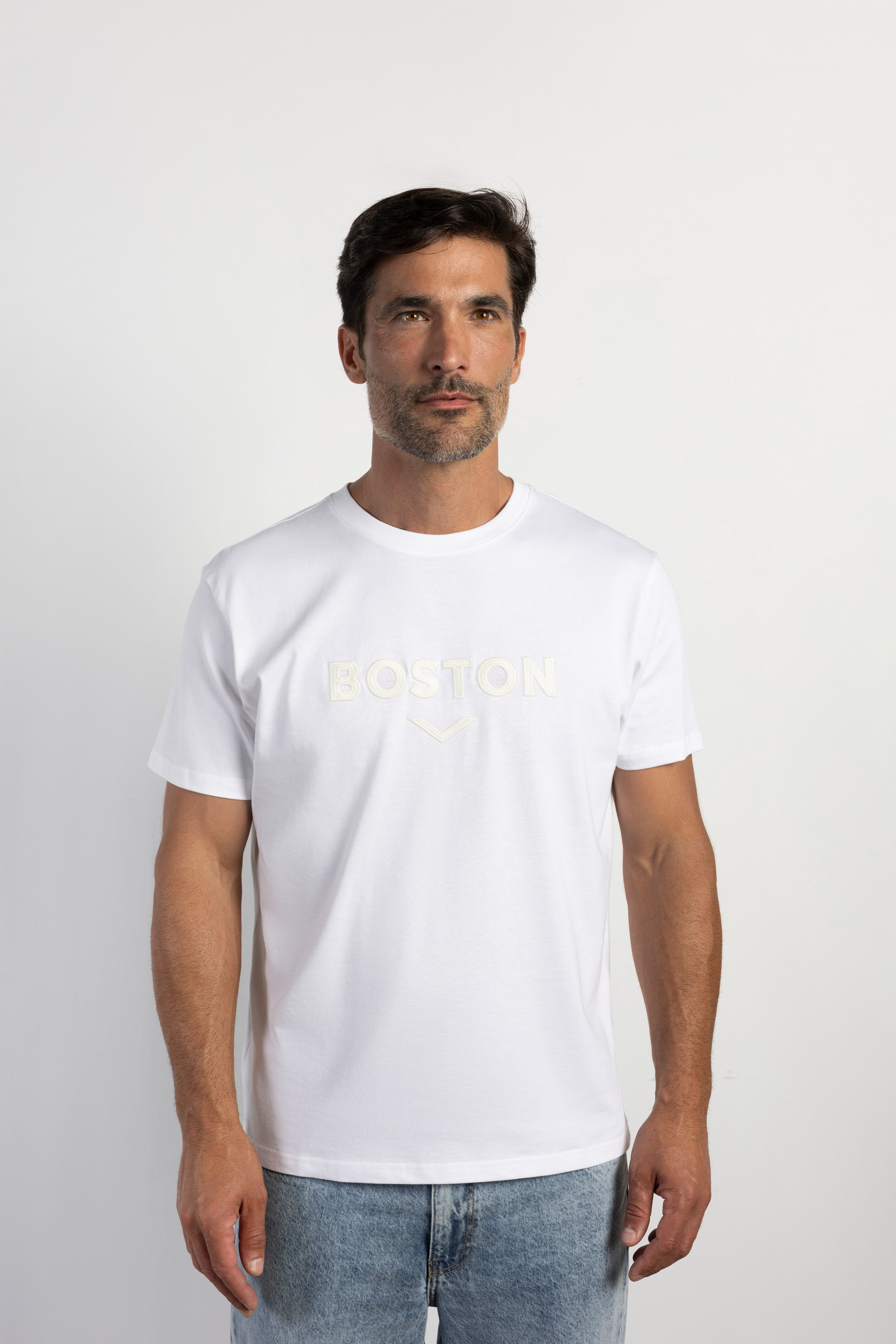 Camiseta confort logo bordado