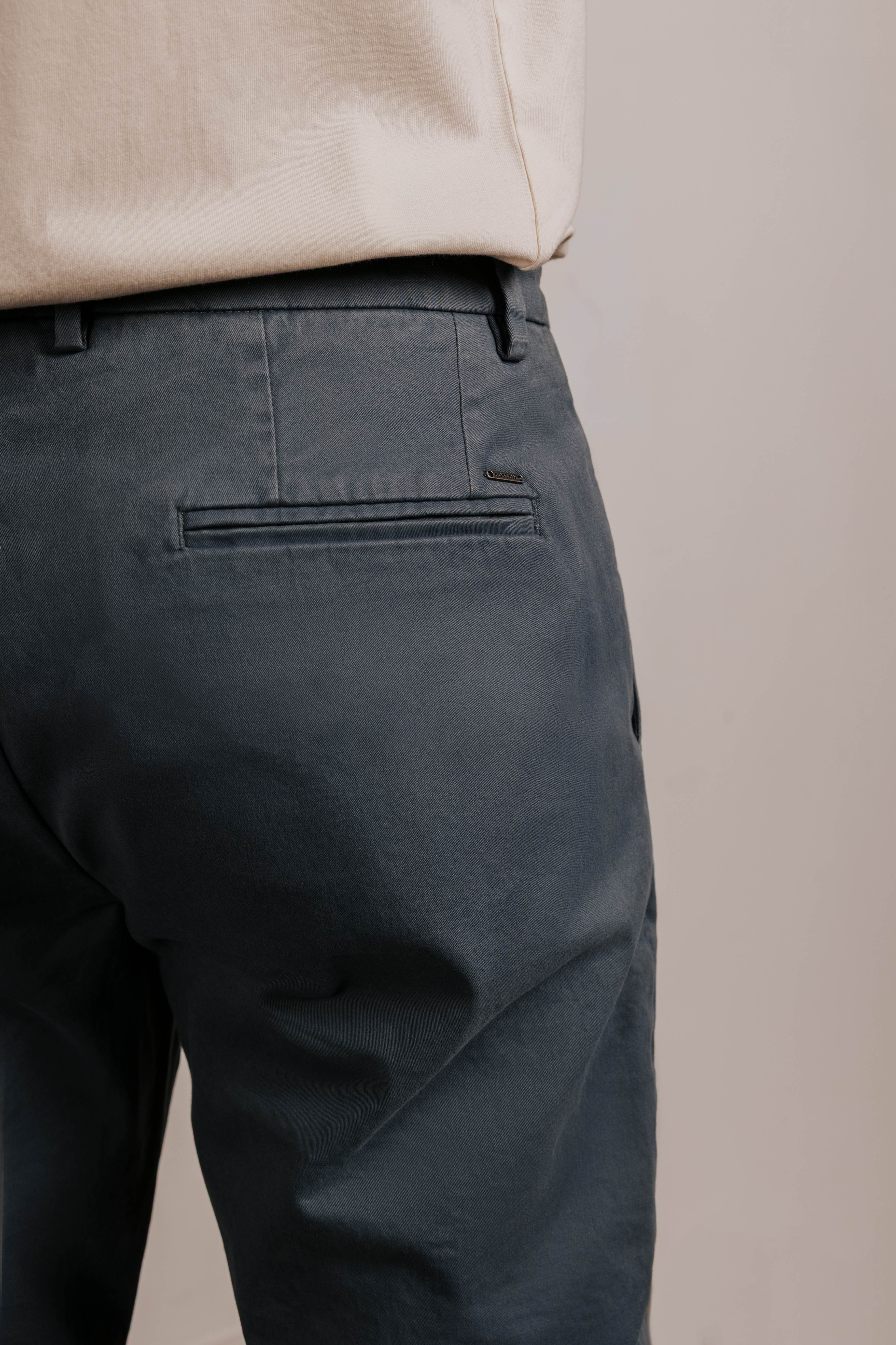 Pantalón chino slim fit esencial