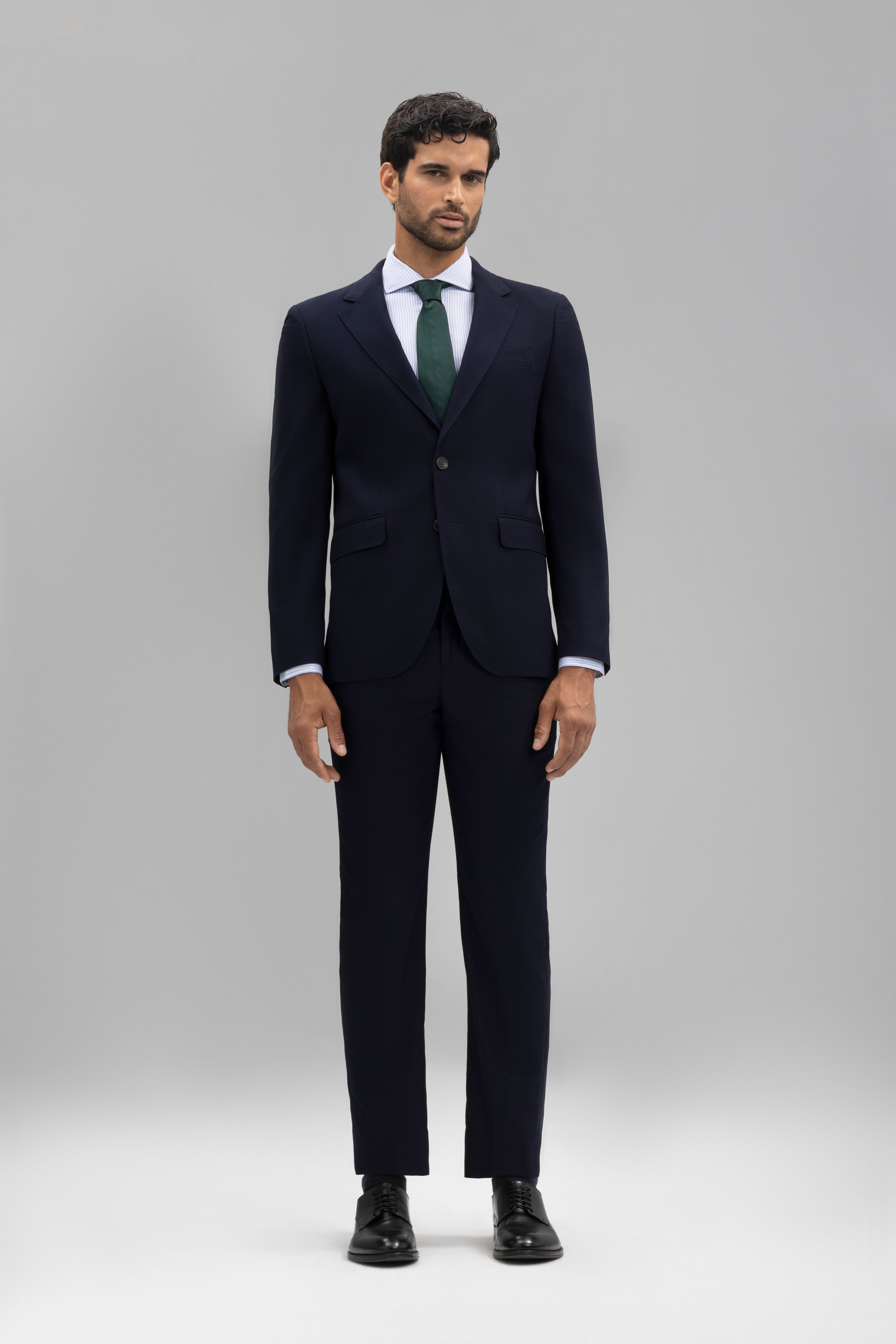 Pantalón traje slim fit falso liso