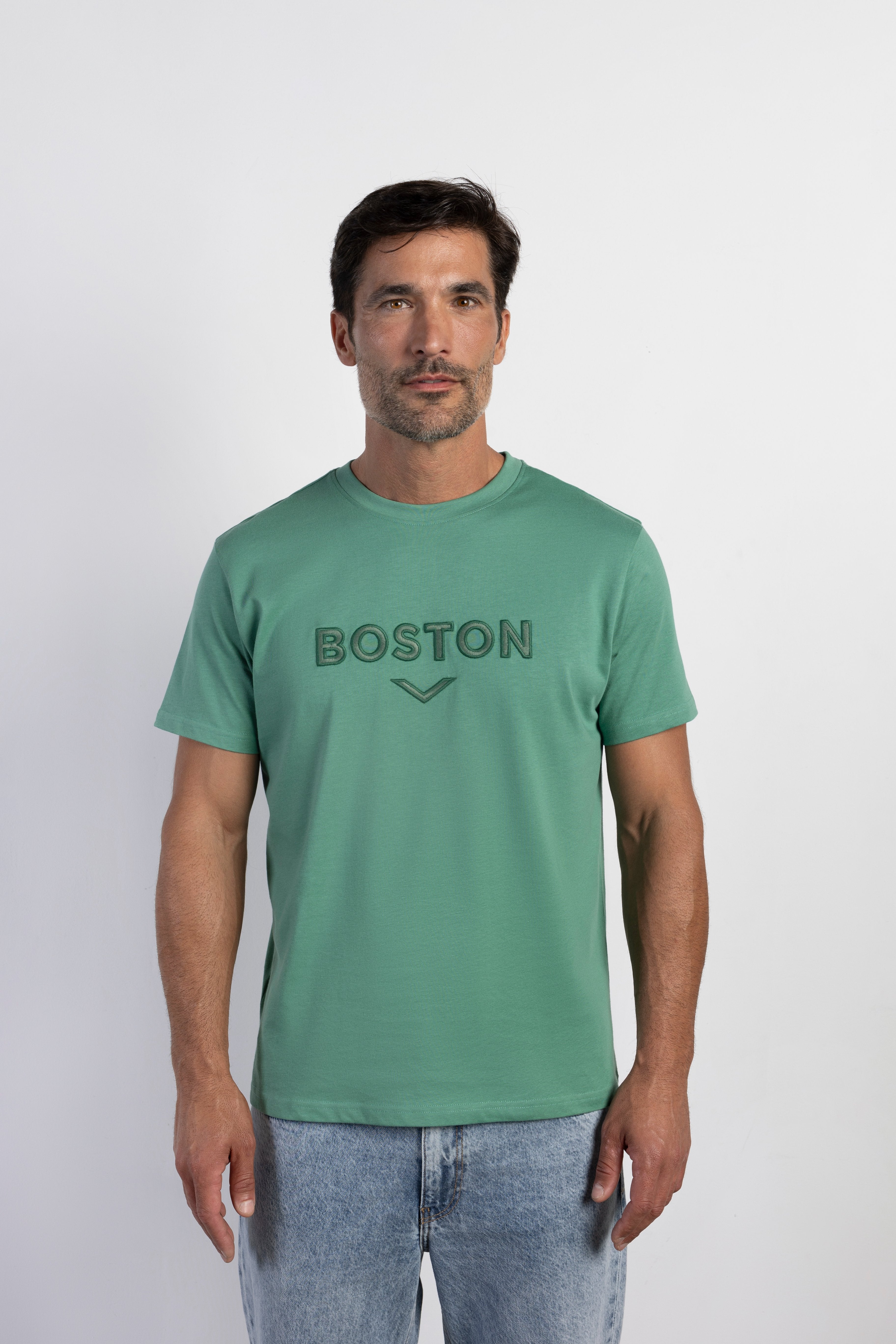 Camiseta confort logo bordado