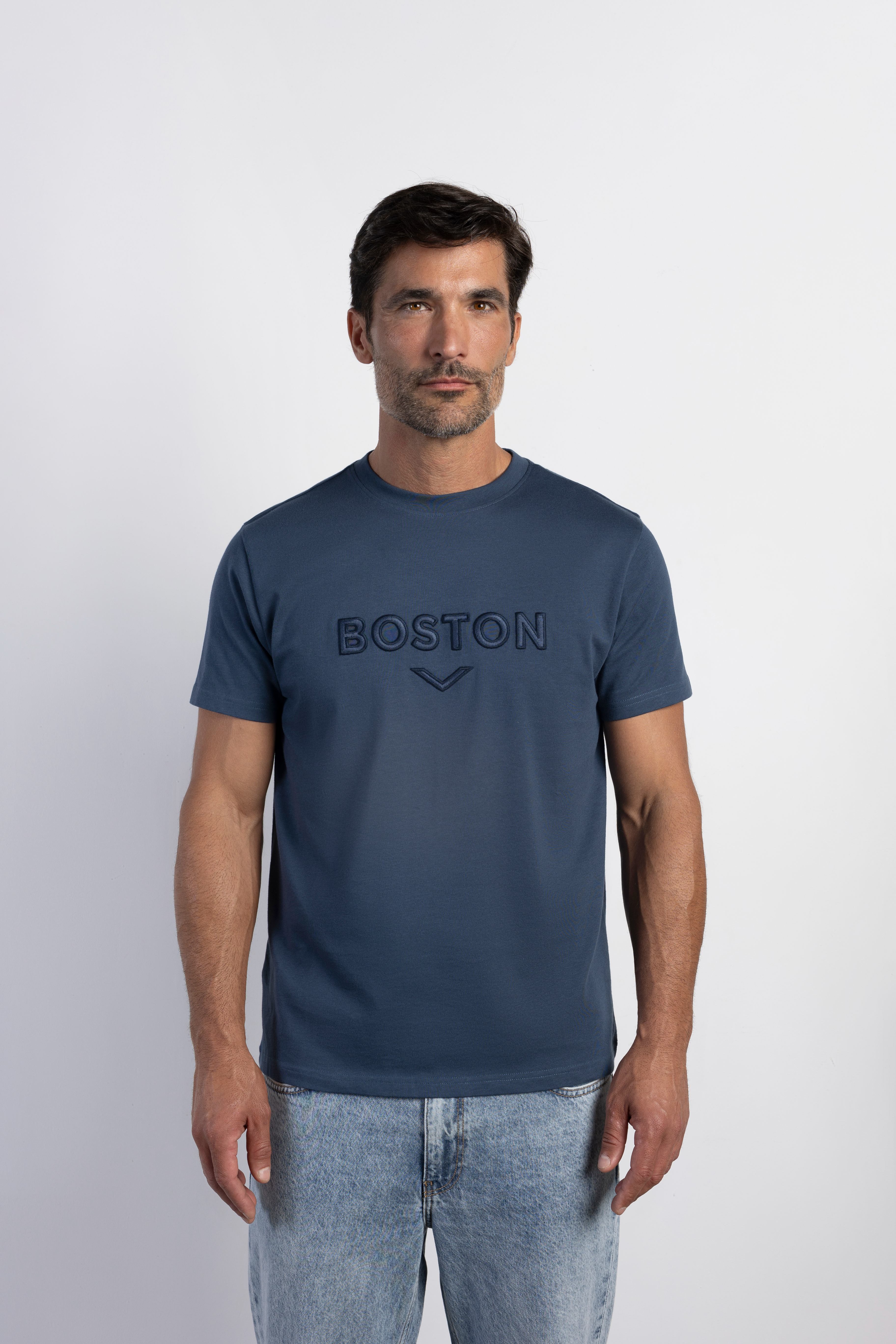 Camiseta confort logo bordado