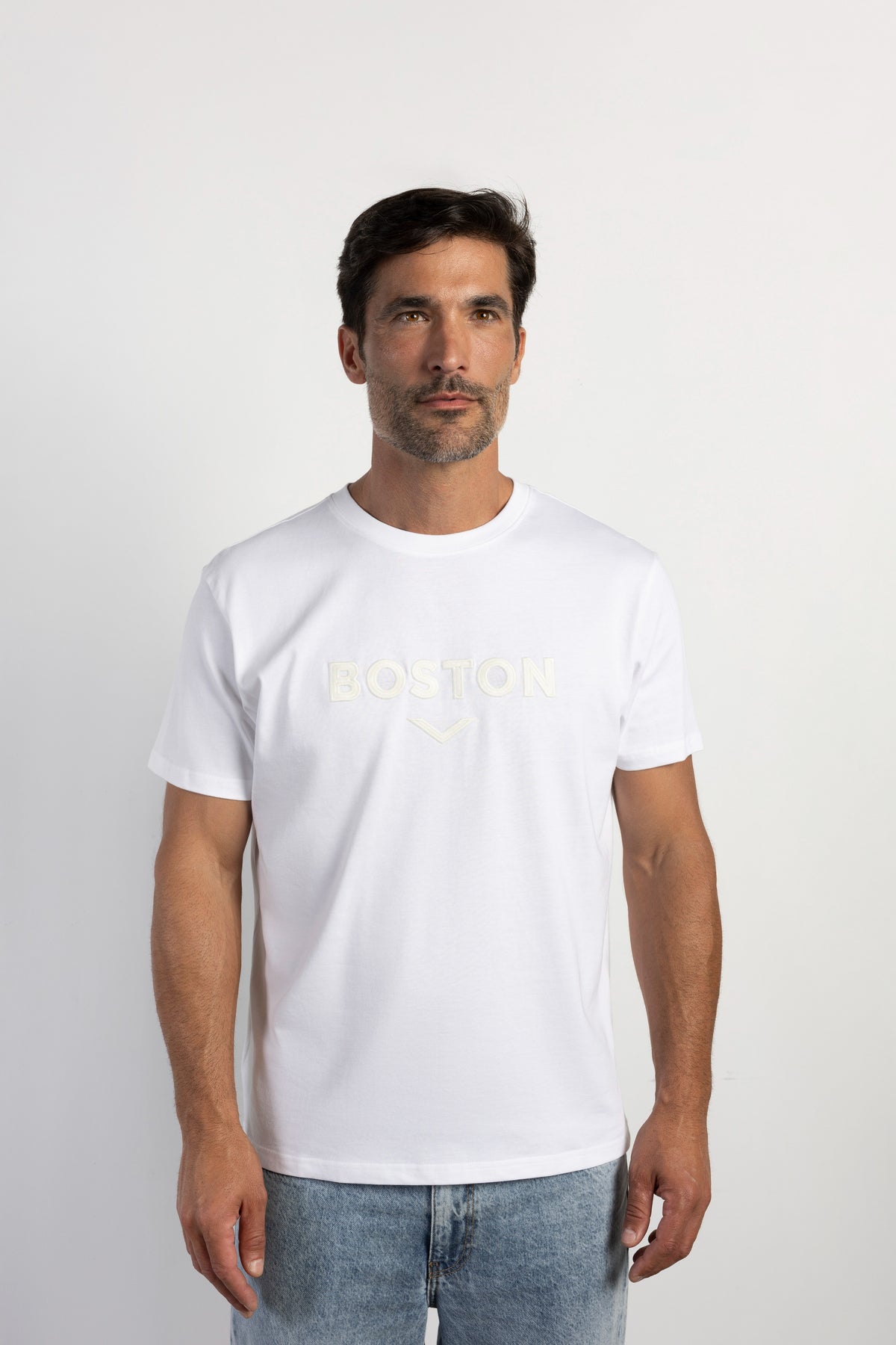 Camiseta confort logo bordado