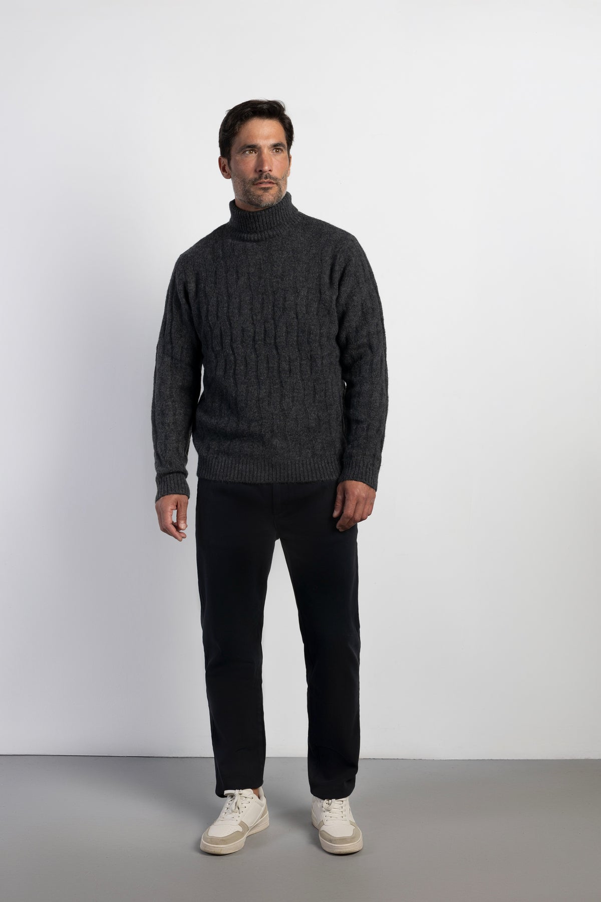 Pantalón chino tapered fit con pinzas