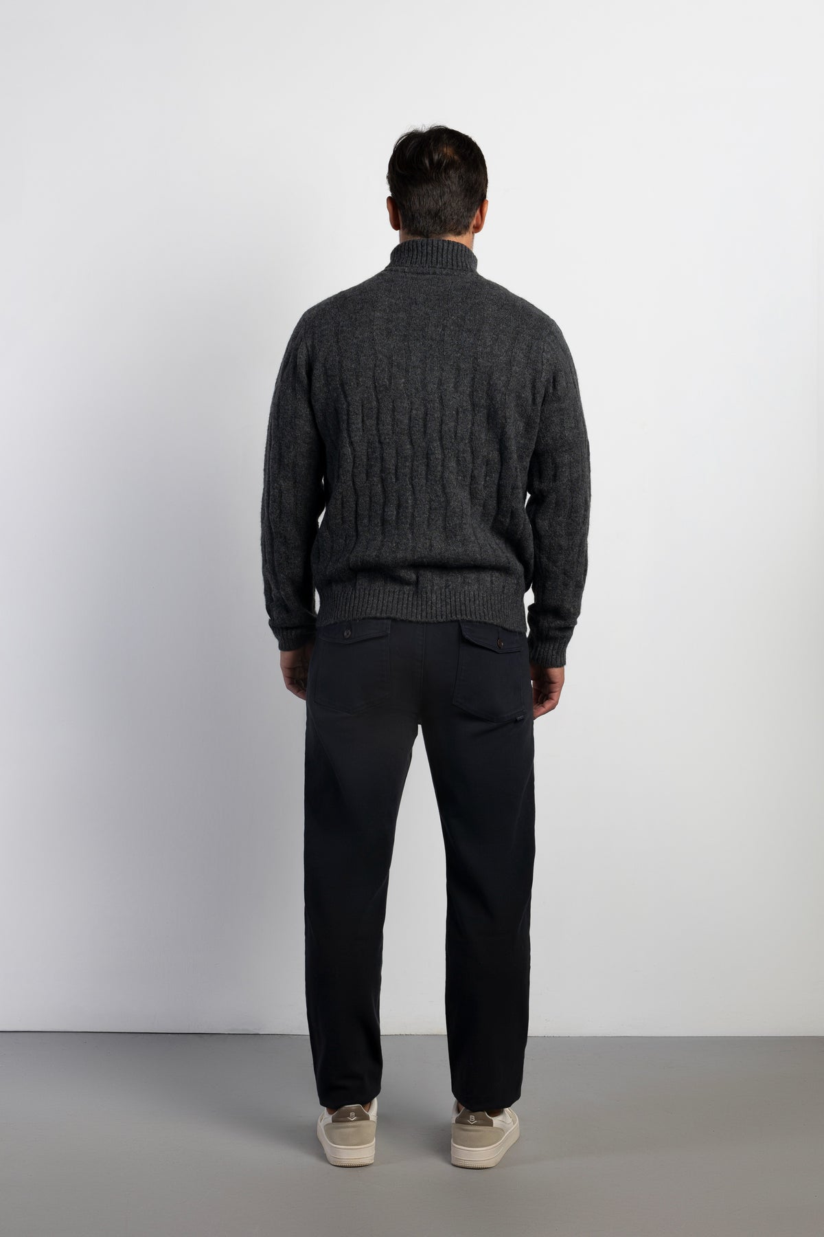 Pantalón chino tapered fit con pinzas